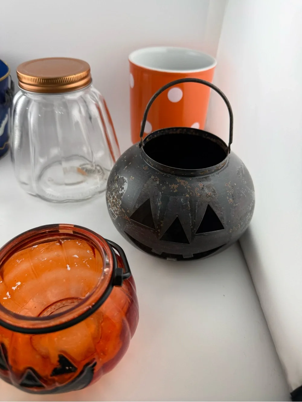 7 Halloween decorations and glass jars.